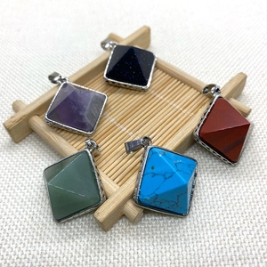 Pendentifs pyramides en pierre naturelle améthyste et agate avec montures en métal argenté