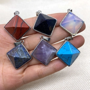 Lot de six pendentifs pyramides en pierres naturelles variées avec bélières en argent