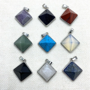 Pendentifs pyramidaux en pierres naturelles variées dont améthyste avec fermoir argenté