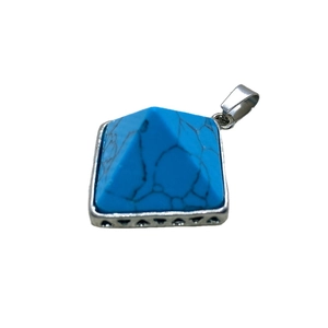 Pendentif pyramide en pierre bleue avec base ajourée en cœur et bélière argentée