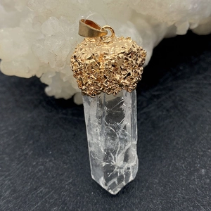 Pendentif prisme hexagonal en cristal blanc naturel avec calotte dorée pour collier