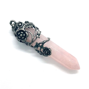Détail du pendentif en quartz rose avec ornement floral argenté de style vintage