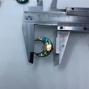 Misurazione di un ciondolo a mezzaluna in conchiglia abalone da 19mm placcato oro