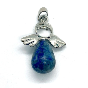 Dettaglio del ciondolo ad ala d'angelo in pietra blu a goccia con finiture argentate