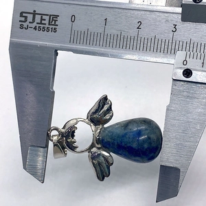 Misurazione dettagliata del ciondolo ali d'angelo d'argento con pietra preziosa blu