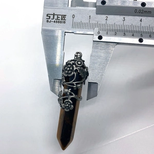Mesure de 15mm de large du pendentif prisme en œil de tigre avec décorations florales