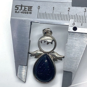 Misurazione dettagliata del ciondolo a forma di angelo in pietra blu con calibro digitale