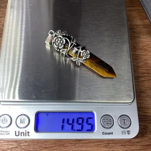 Pendentif prisme en œil de tigre avec détails de vigne argentée sur une balance