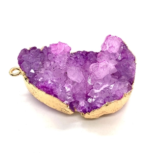 Gros plan d'un pendentif en druse violette avec bordure dorée pour la création de bijoux