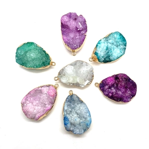 Pendentifs gouttes en cristal druzy naturel avec bordure dorée en sept couleurs