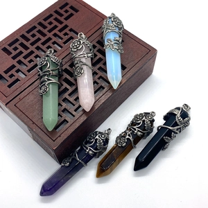 Pendentifs en pierre naturelle avec ornements de fleurs argentées et filigranes