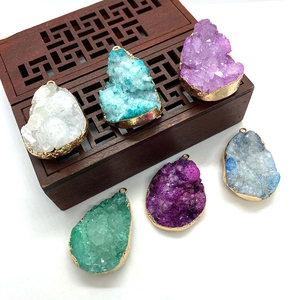 Pendentifs gouttes en cristal naturel multicolores avec bordure dorée pour bijoux DIY