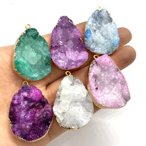 Pendentifs en grappe de cristal naturel en forme de goutte avec bordure dorée, six couleurs
