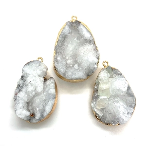 Trois pendentifs géodes en cristal naturel en forme de goutte avec bordure dorée