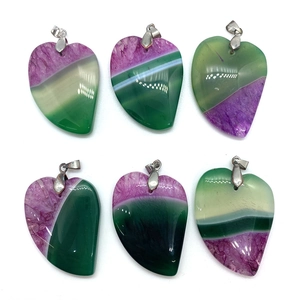 Colgantes de corazón en ágata natural violeta y verde con cierres plateados en blanco