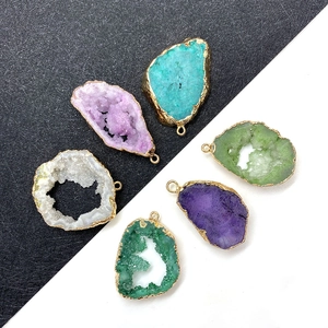 Set mit 6 natürlichen Druzy-Kristallanhängern in Wassertropfenform mit vergoldetem Rand