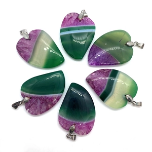 Colgantes de ágata natural pulida en forma de corazón, color púrpura y verde con broches