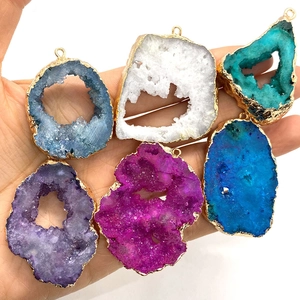 Pendentifs en cristal de quartz druzy naturel avec bordure dorée en diverses couleurs