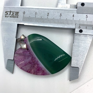 Medida detallada del ancho del colgante de corazón de ágata verde y violeta con calibre