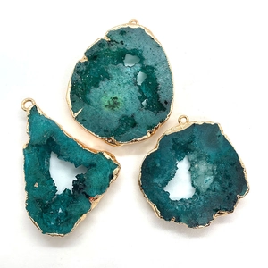 Pendentif en agate géode verte naturelle ovale avec bordures dorées élégantes