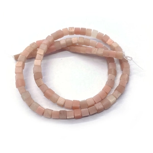Primer plano de cuentas cuadradas de piedra imperial rosa para bisutería DIY