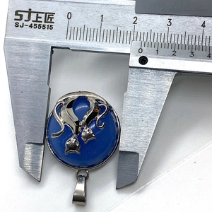 Detailweergave van de 23 mm ronde kattenhanger gemeten met een digitale schuifmaat