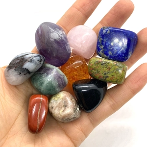 Lot de cristaux naturels polis avec améthyste et quartz rose présentés sur la main