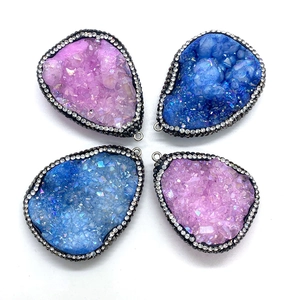 Onregelmatige natuurlijke druzy kristallen hangers met strass rand in paars en blauw