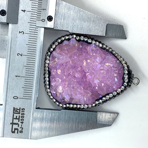 Mesure détaillée du pendentif goutte en druzy violet affichant une largeur de 32 mm