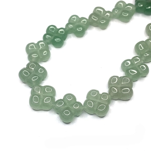 Macro di perline in pietra naturale verde chiaro a forma di quadrifoglio incise