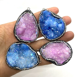Pendentifs en cristal druzy rose et bleu avec bordure en zircon blanc à la main