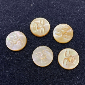 Nahaufnahme von 15mm Sonnen- und Mondgesicht-Schnitzereien auf goldenen Muschel-Cabochons
