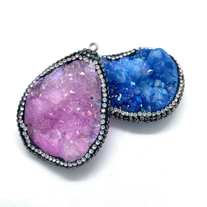 Natuurlijke druzy steen hangers in druppelvorm, roze en blauw met zilveren kristalrand