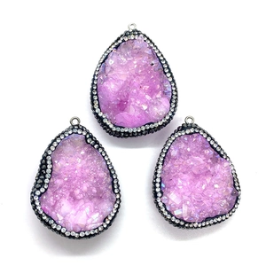 Détail de pendentifs en cristal druzy violet en forme de poire avec bordure en strass