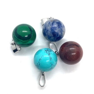 Vue détaillée de pendentifs boules en pierres naturelles avec bélières argentées