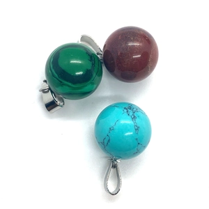 Détail de pendentifs boules en pierres naturelles malachite et turquoise avec bélières