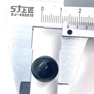 Mesure au pied à coulisse d'une perle en onyx noir poli de 12,5 mm pour bijoux