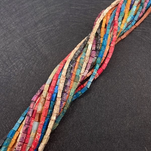 Macro-opname van 3x6mm rechthoekige kleurrijke keizerlijke jaspisstenen voor sieraden