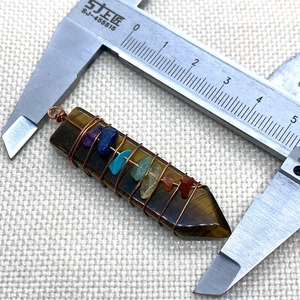 Tigerauge-Sechskantstein-Anhänger mit Messschieber gemessen zeigt 4,5 cm Länge