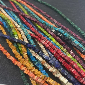 Vista de detalle de cuentas cuadradas de piedra natural colorida para bisutería DIY