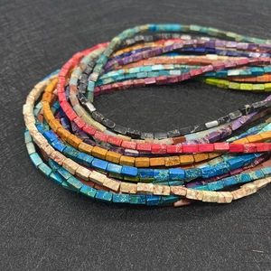 Macro-opname van 3x6mm rechthoekige natuurstenen kralen met gekleurde texturen voor DIY