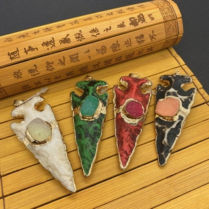 Pendentifs en pierre naturelle en forme de flèche avec bordure dorée sur bambou