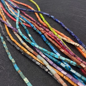 Macro-detail van kleurrijke rechthoekige natuurstenen kralen met textuur en snijwerk
