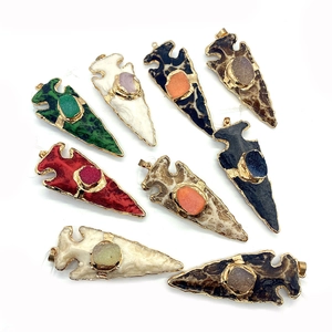 Pendentifs flèche en pierre naturelle avec bordure dorée et cristaux centraux