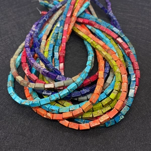 Macro-opname van kleurrijke keizerlijke jaspis rechthoekige kralen voor sieraden