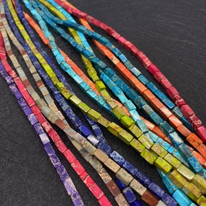 Detail van rechthoekige kralen van natuursteen met texturen en levendige kleuren