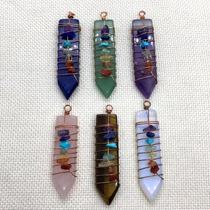 Sechser-Set sechseckige Kristall-Pyramidenanhänger mit Drahtwicklung und Chakra-Steinen