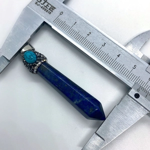 Detaillierte Längenmessung eines hexagonalen Lapislazuli Anhängers mit einer Schieblehre