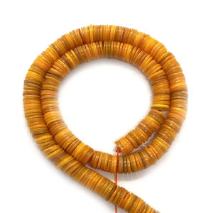 Detailansicht orangefarbener Heishi Naturschalenperlen für DIY Schmuckzubehör