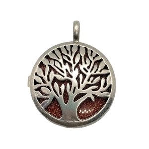 Natuurlijke ronde amethist hanger met levensboom snijwerk en glinsterende afwerking